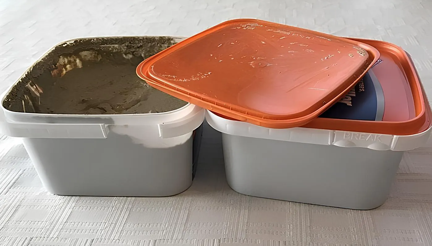 Wood filler paste (Image courtesy: Tubs of wood filler or putty by Rlsheehan, licensed under CC BY-SA 4.0)